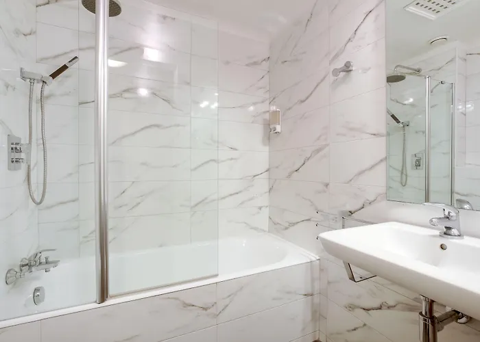 オペラ マントノン ホテル