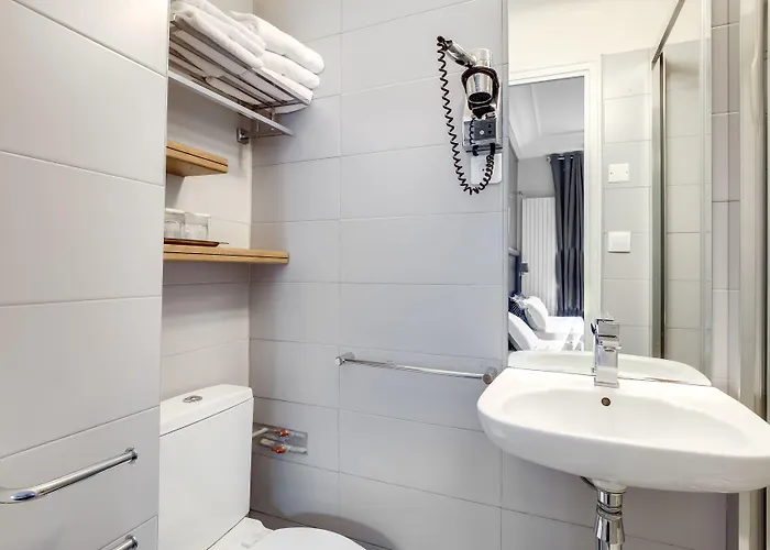 オペラ マントノン ホテル