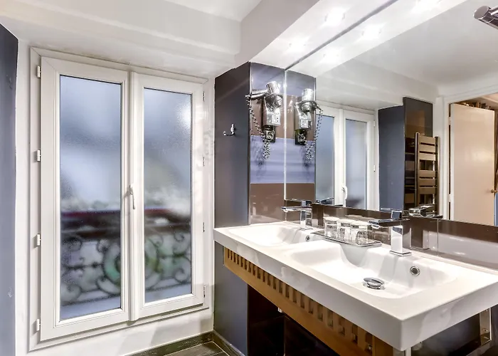 オペラ マントノン ホテル