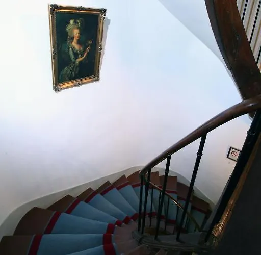 オペラ マントノン 2* パリ